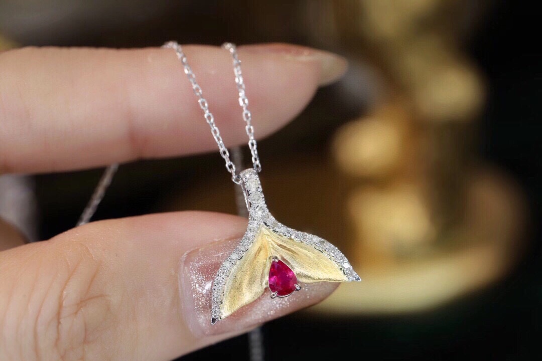 Mermaid series 18k gold necklace with a 0.28-carat ruby and a 0.20-carat natural diamond.