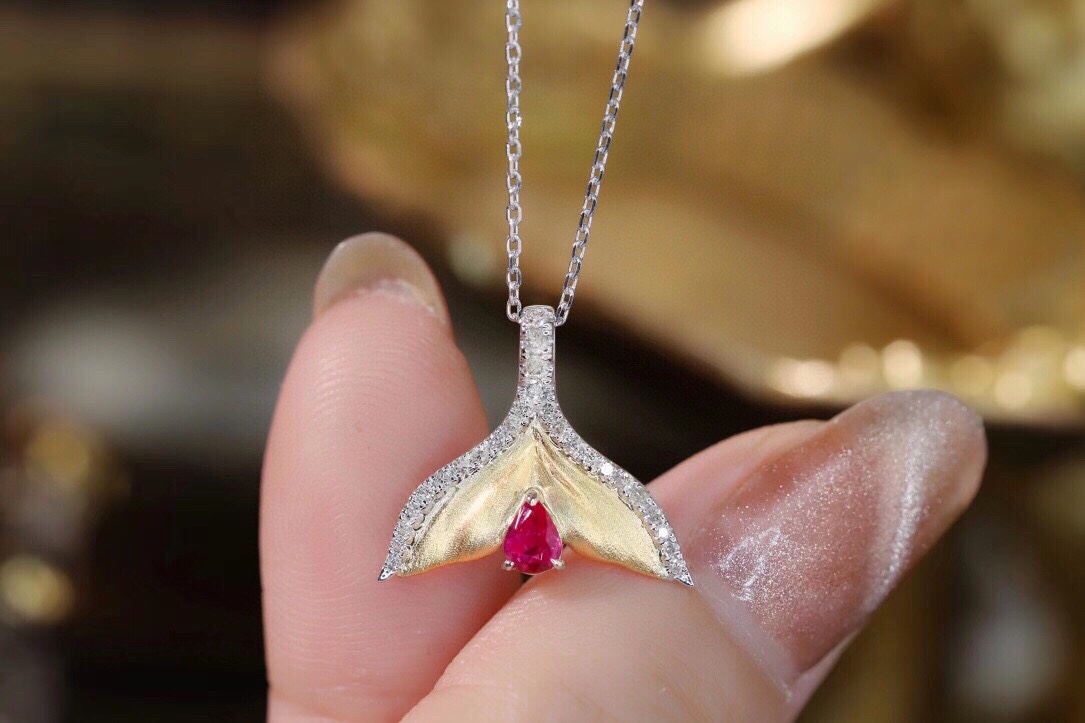 Mermaid series 18k gold necklace with a 0.28-carat ruby and a 0.20-carat natural diamond.