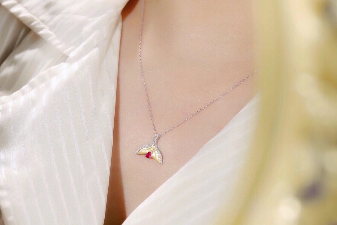 Mermaid series 18k gold necklace with a 0.28-carat ruby and a 0.20-carat natural diamond.