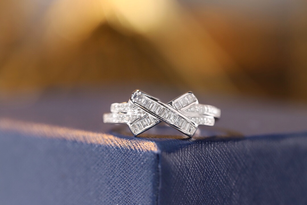 18k gold ring set with a natural diamond; the diamond features a Tapered Baguette cut and weighs 0.20 carats.