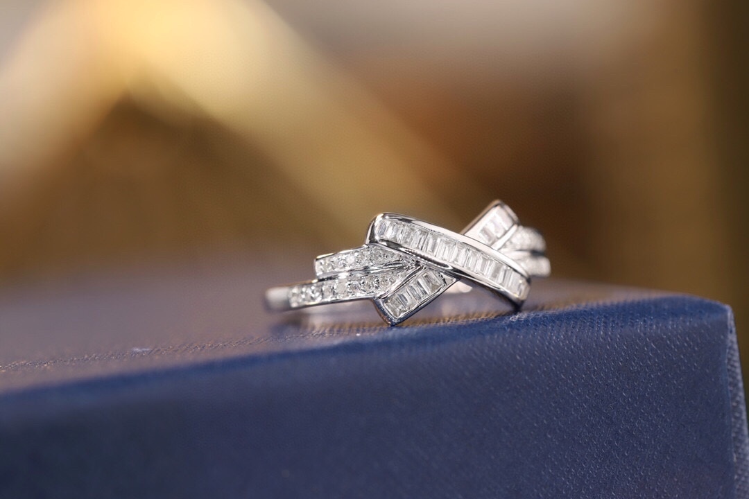 18k gold ring set with a natural diamond; the diamond features a Tapered Baguette cut and weighs 0.20 carats.