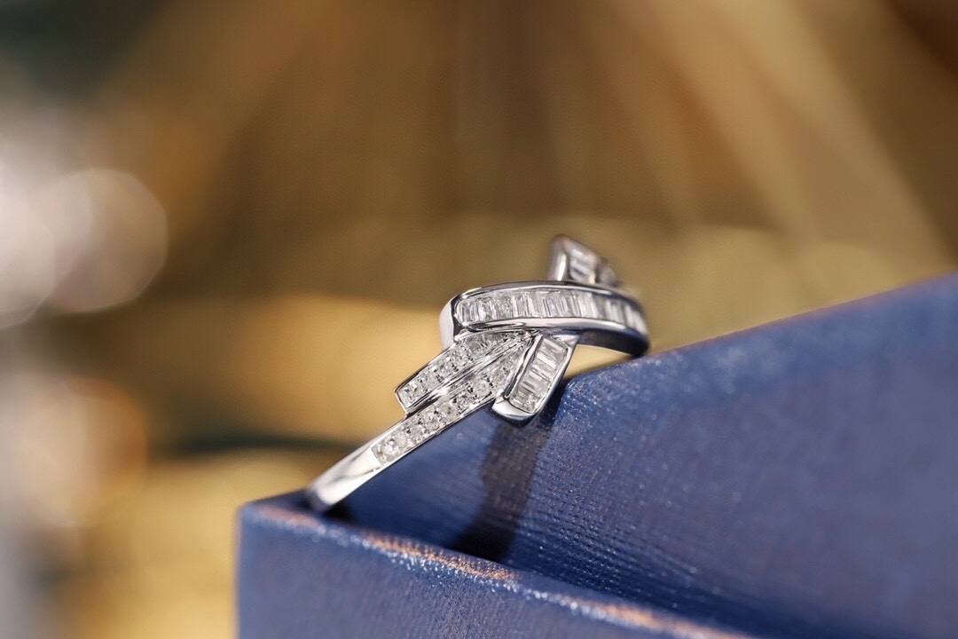 18k gold ring set with a natural diamond; the diamond features a Tapered Baguette cut and weighs 0.20 carats.