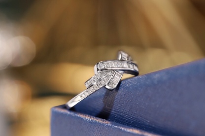 18k gold ring set with a natural diamond; the diamond features a Tapered Baguette cut and weighs 0.20 carats.