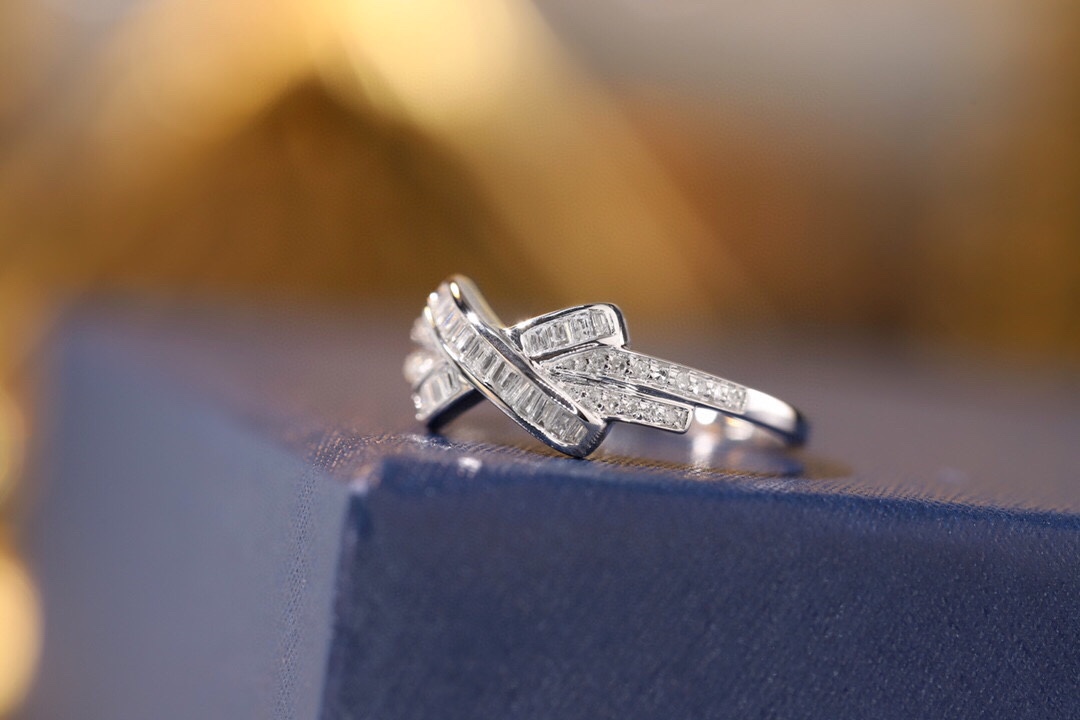 18k gold ring set with a natural diamond; the diamond features a Tapered Baguette cut and weighs 0.20 carats.