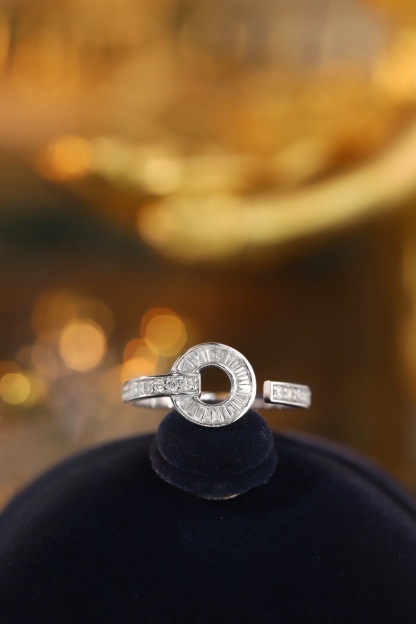 18k gold ring set with a natural diamond; the diamond features a Tapered Baguette cut and weighs 0.40 carats.