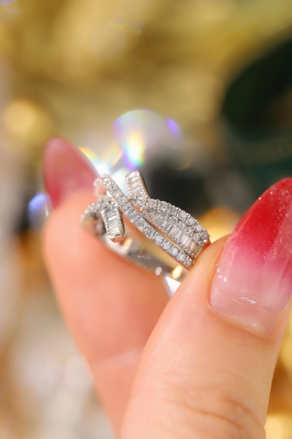 18k gold ring set with a natural diamond; the diamond features a Tapered Baguette cut and weighs 0.60 carats.