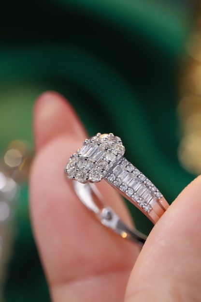 18k gold ring set with a natural diamond; the diamond features a Tapered Baguette cut and weighs 1.00 carats.