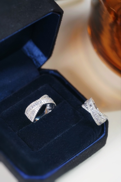 18k gold ring set with a natural diamond; the diamond features a Tapered Baguette cut and weighs 1.00 carats.