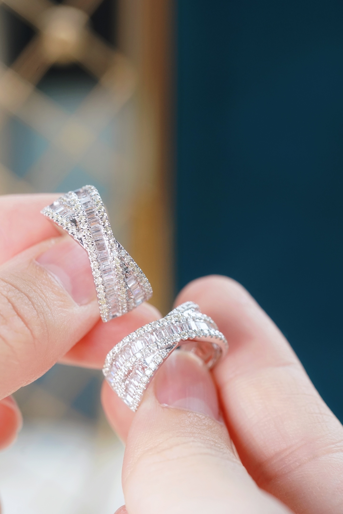 18k gold ring set with a natural diamond; the diamond features a Tapered Baguette cut and weighs 1.00 carats.