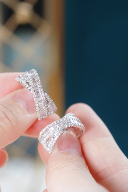 18k gold ring set with a natural diamond; the diamond features a Tapered Baguette cut and weighs 1.00 carats.