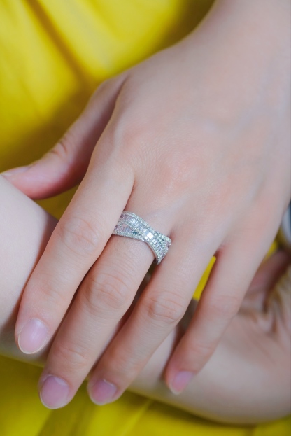 18k gold ring set with a natural diamond; the diamond features a Tapered Baguette cut and weighs 1.00 carats.