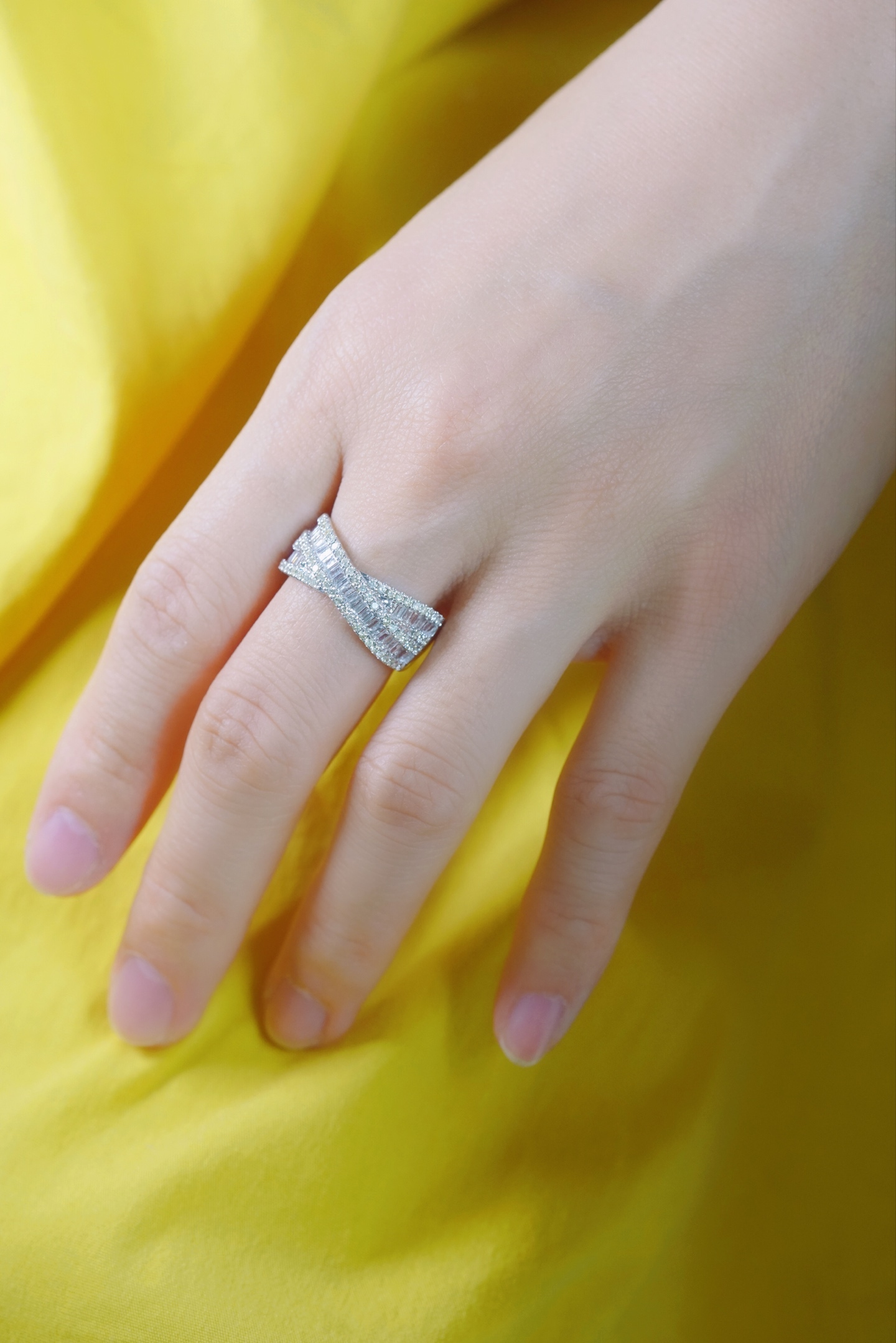 18k gold ring set with a natural diamond; the diamond features a Tapered Baguette cut and weighs 1.00 carats.