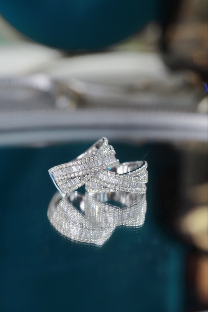 18k gold ring set with a natural diamond; the diamond features a Tapered Baguette cut and weighs 1.00 carats.