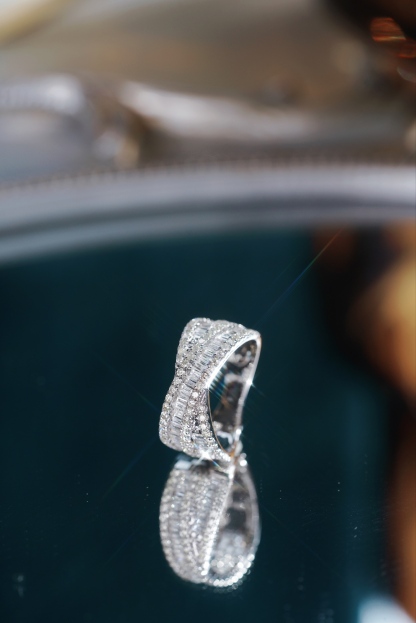 18k gold ring set with a natural diamond; the diamond features a Tapered Baguette cut and weighs 1.00 carats.