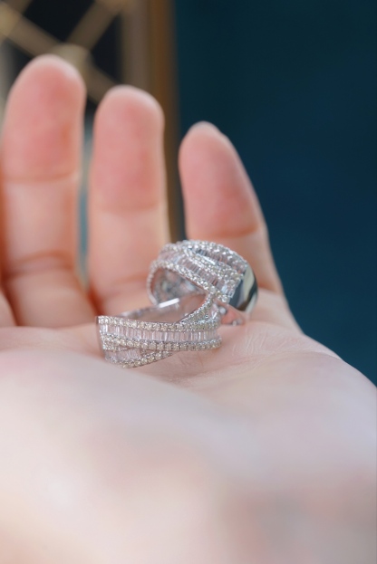 18k gold ring set with a natural diamond; the diamond features a Tapered Baguette cut and weighs 1.00 carats.