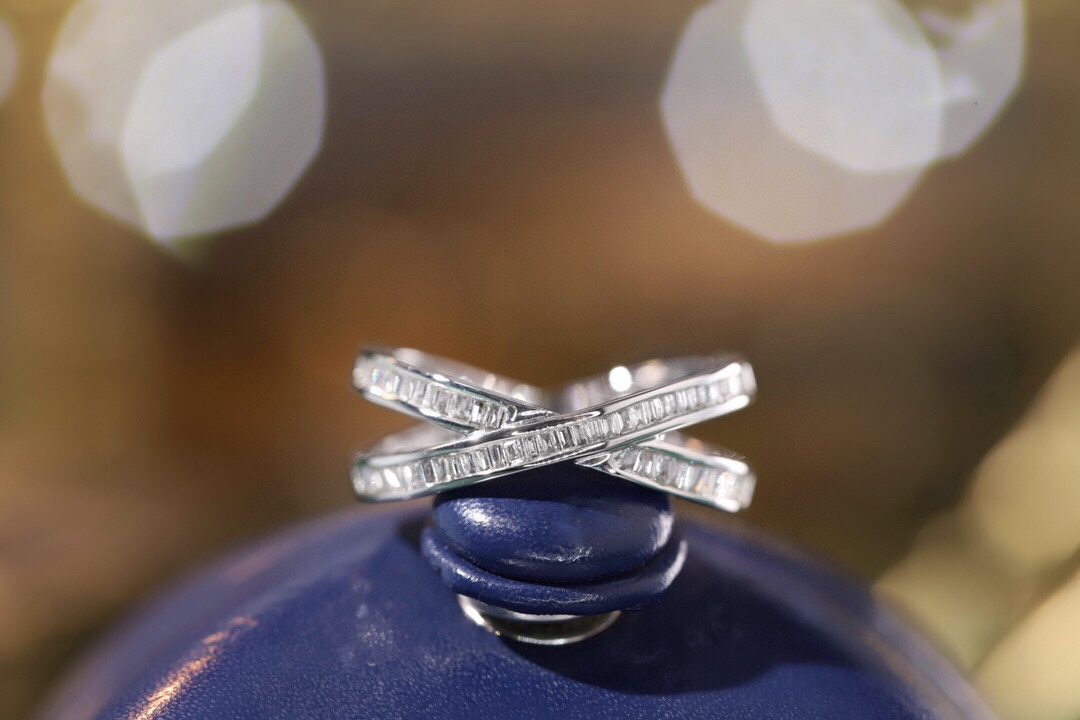 18k gold ring set with a natural diamond; the diamond features a Tapered Baguette cut and weighs 0.40 carats.
