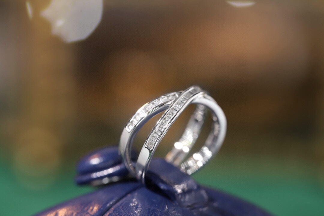 18k gold ring set with a natural diamond; the diamond features a Tapered Baguette cut and weighs 0.40 carats.