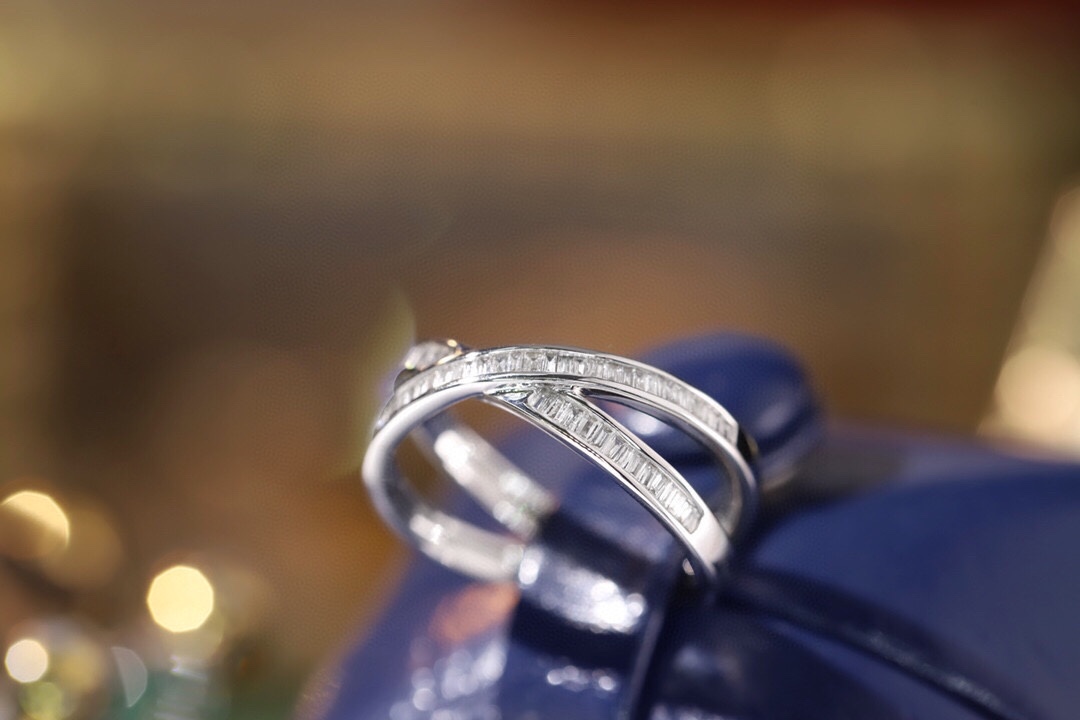 18k gold ring set with a natural diamond; the diamond features a Tapered Baguette cut and weighs 0.40 carats.