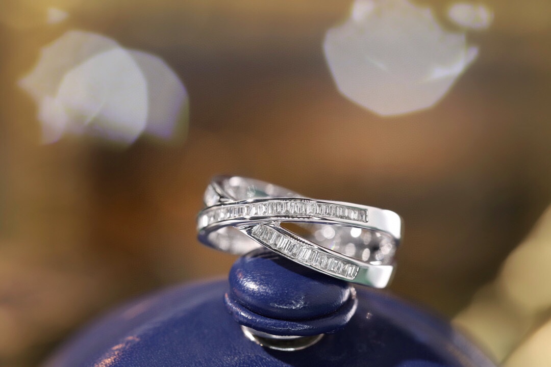 18k gold ring set with a natural diamond; the diamond features a Tapered Baguette cut and weighs 0.40 carats.