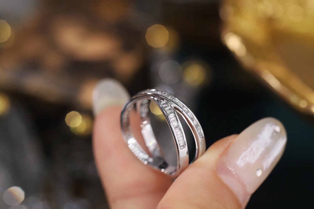 18k gold ring set with a natural diamond; the diamond features a Tapered Baguette cut and weighs 0.40 carats.