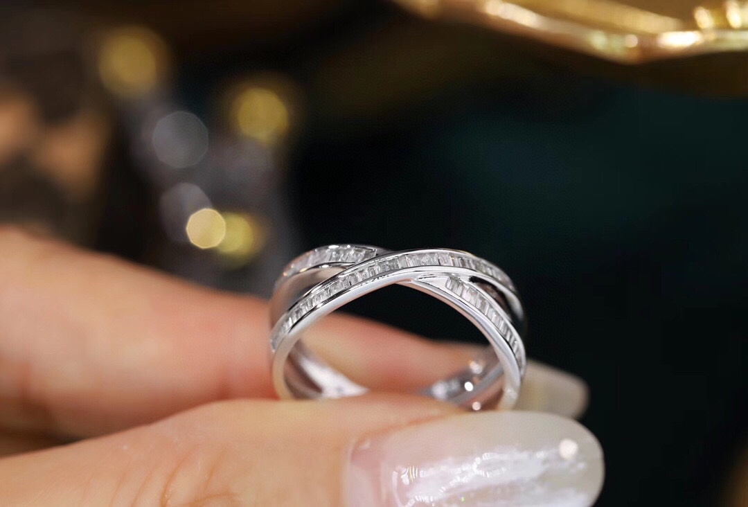 18k gold ring set with a natural diamond; the diamond features a Tapered Baguette cut and weighs 0.40 carats.