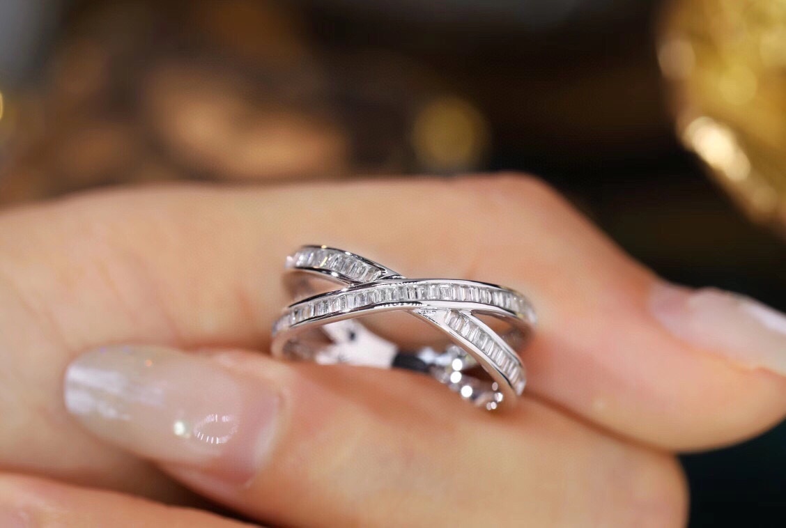 18k gold ring set with a natural diamond; the diamond features a Tapered Baguette cut and weighs 0.40 carats.