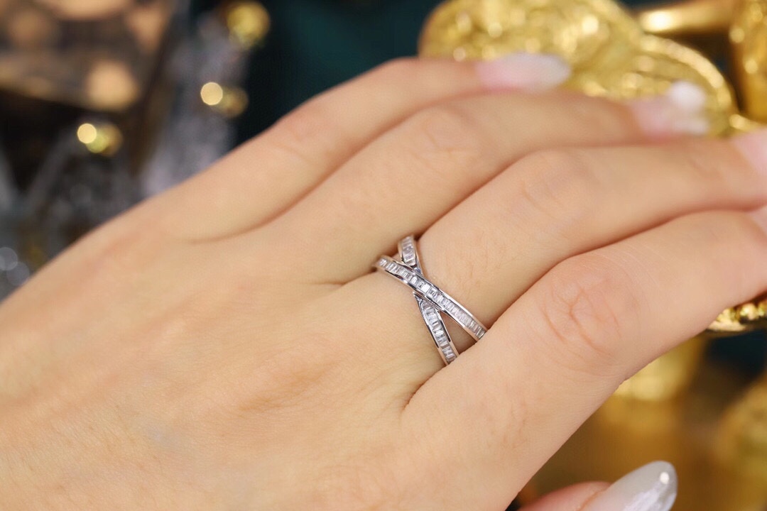 18k gold ring set with a natural diamond; the diamond features a Tapered Baguette cut and weighs 0.40 carats.
