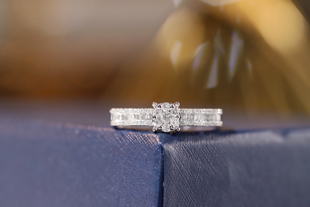 18k gold ring set with a natural diamond; the diamond features a Tapered Baguette cut and weighs 0.40carats.