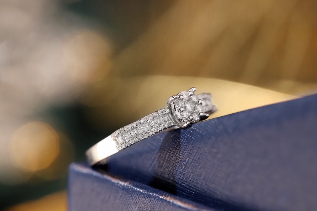 18k gold ring set with a natural diamond; the diamond features a Tapered Baguette cut and weighs 0.40carats.