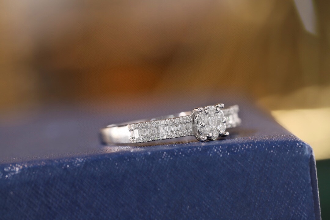 18k gold ring set with a natural diamond; the diamond features a Tapered Baguette cut and weighs 0.40carats.