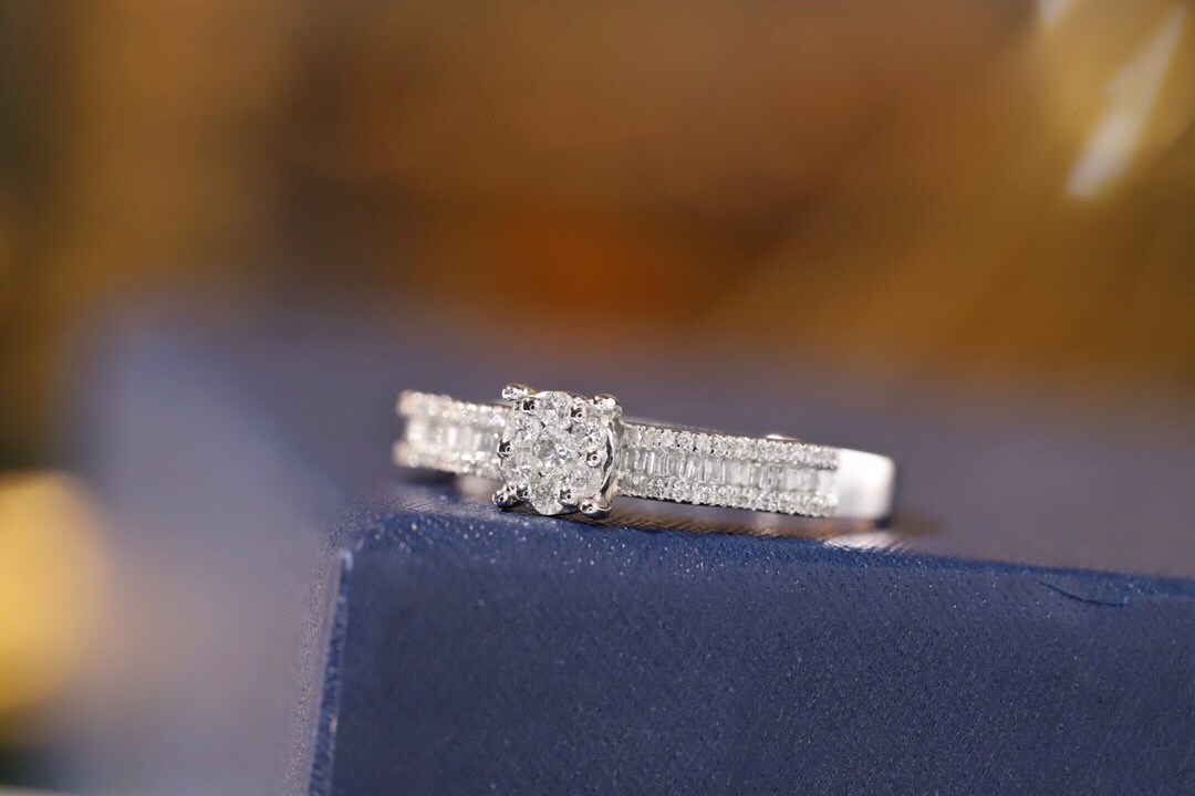 18k gold ring set with a natural diamond; the diamond features a Tapered Baguette cut and weighs 0.40carats.