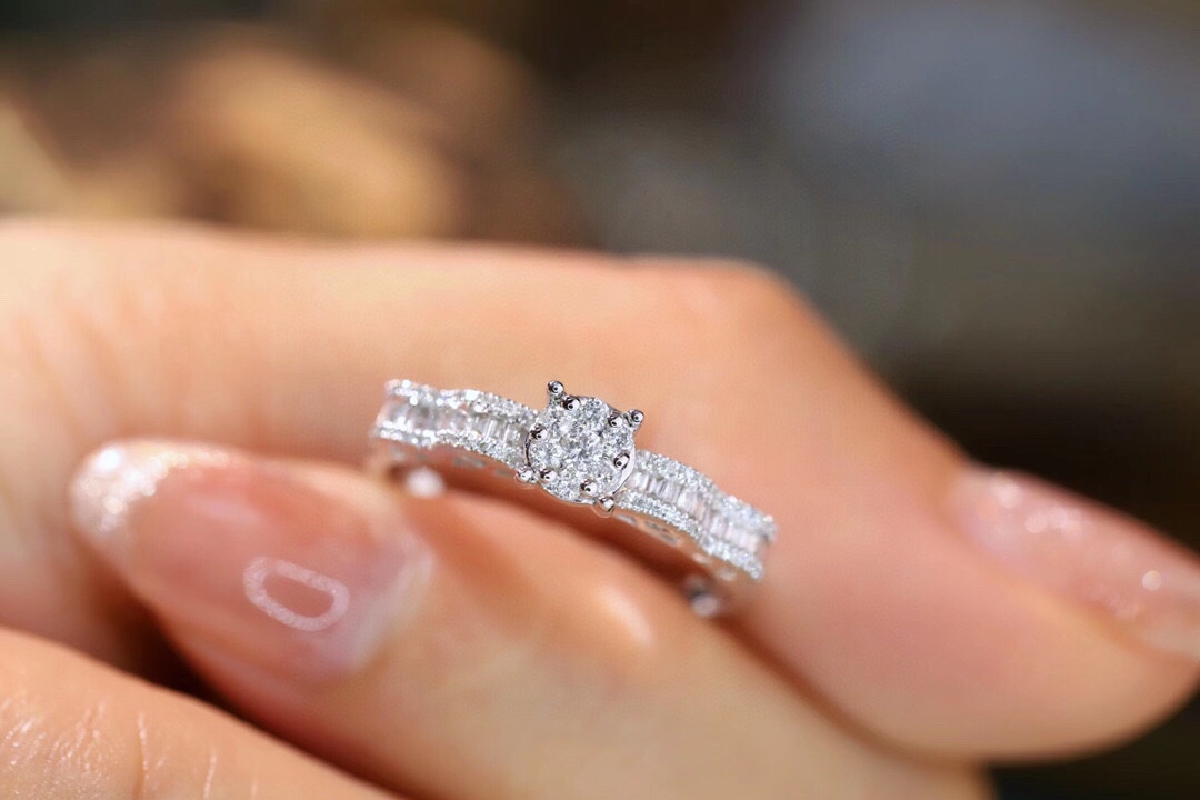 18k gold ring set with a natural diamond; the diamond features a Tapered Baguette cut and weighs 0.40carats.