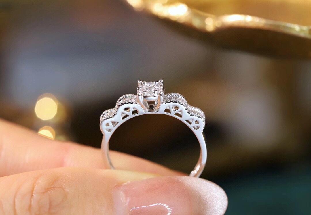 18k gold ring set with a natural diamond; the diamond features a Tapered Baguette cut and weighs 0.40carats.
