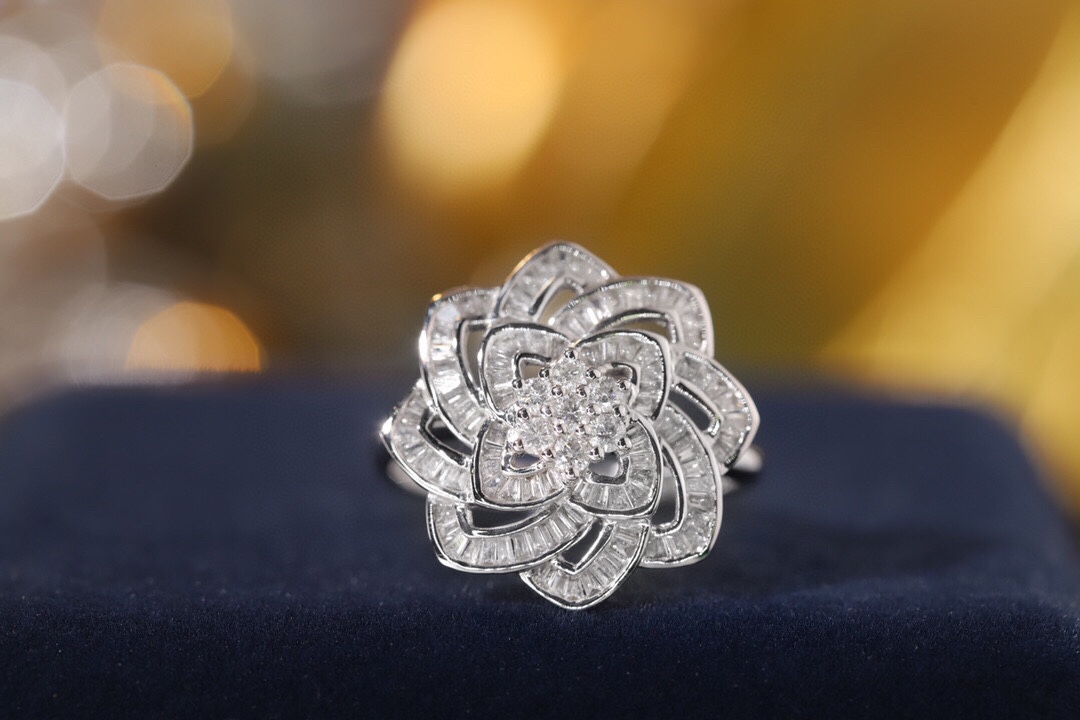 18k gold ring set with a natural diamond; the diamond features a Tapered Baguette cut and weighs 0.65carats.