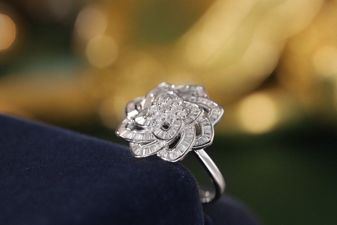 18k gold ring set with a natural diamond; the diamond features a Tapered Baguette cut and weighs 0.65carats.