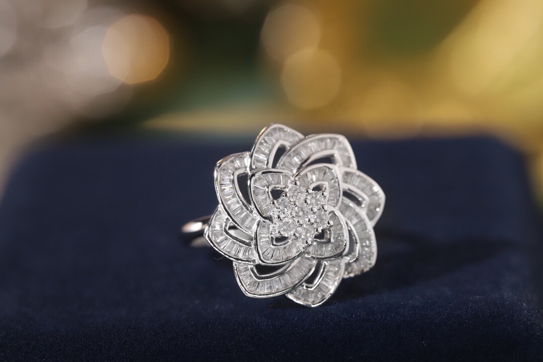18k gold ring set with a natural diamond; the diamond features a Tapered Baguette cut and weighs 0.65carats.