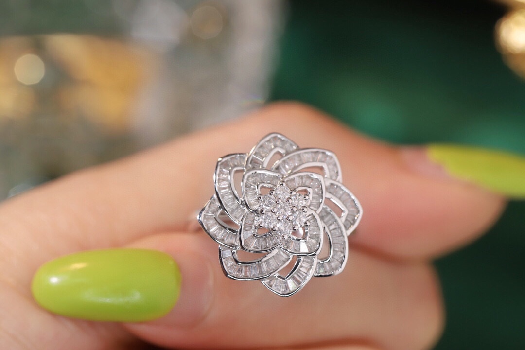 18k gold ring set with a natural diamond; the diamond features a Tapered Baguette cut and weighs 0.65carats.