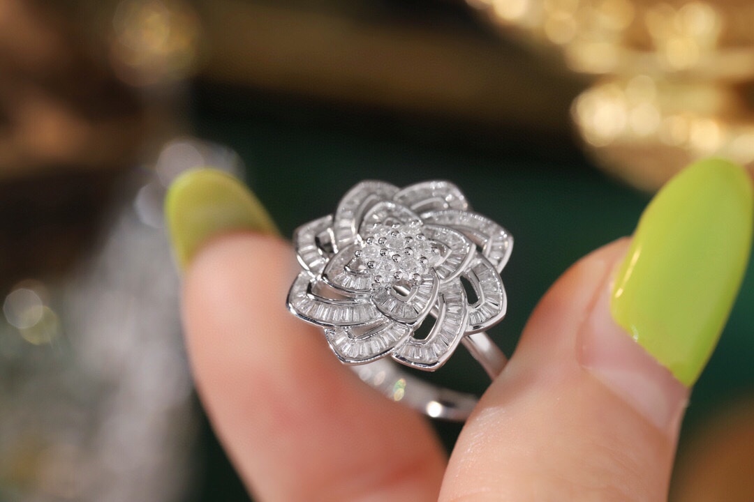 18k gold ring set with a natural diamond; the diamond features a Tapered Baguette cut and weighs 0.65carats.