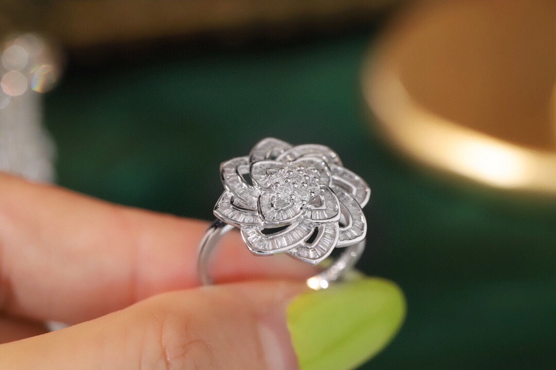 18k gold ring set with a natural diamond; the diamond features a Tapered Baguette cut and weighs 0.65carats.