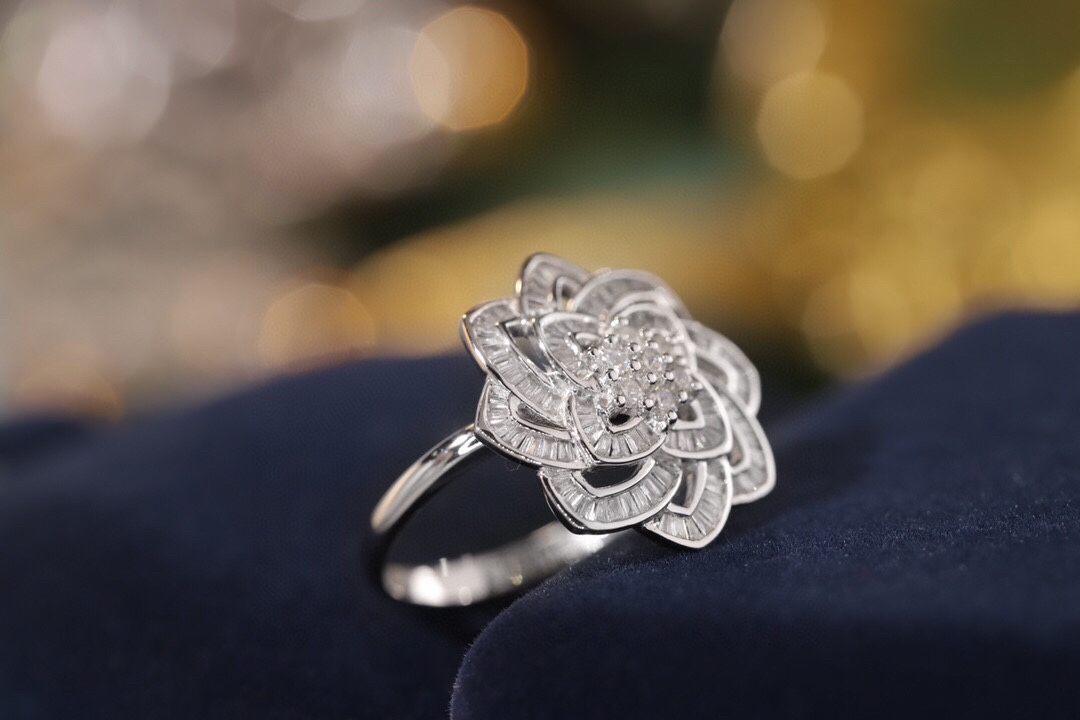 18k gold ring set with a natural diamond; the diamond features a Tapered Baguette cut and weighs 0.65carats.