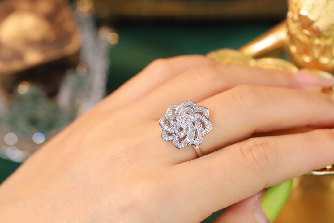 18k gold ring set with a natural diamond; the diamond features a Tapered Baguette cut and weighs 0.65carats.