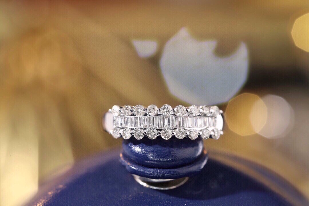 18k gold ring set with a natural diamond; the diamond features a Tapered Baguette cut and weighs 0.60carats.