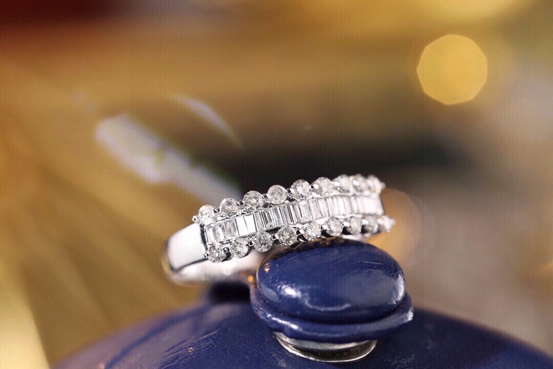 18k gold ring set with a natural diamond; the diamond features a Tapered Baguette cut and weighs 0.60carats.