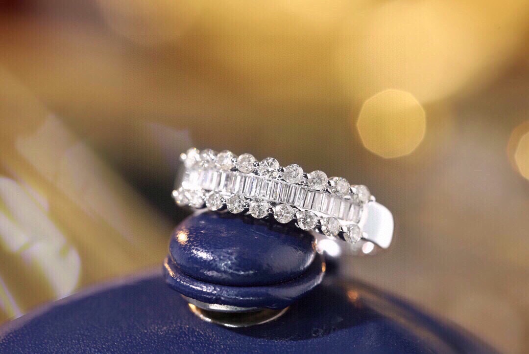 18k gold ring set with a natural diamond; the diamond features a Tapered Baguette cut and weighs 0.60carats.