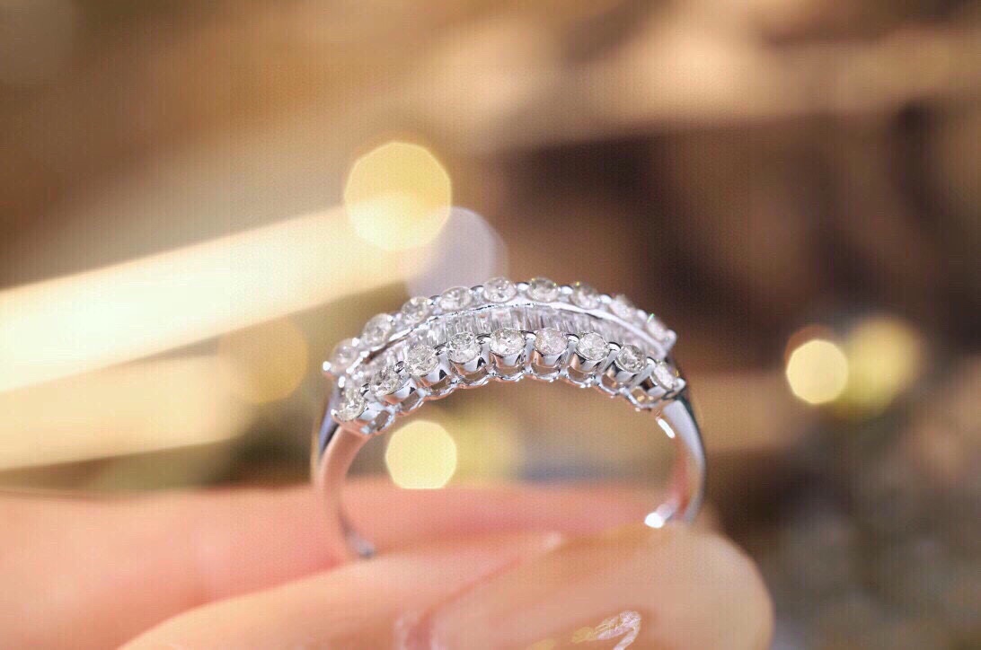 18k gold ring set with a natural diamond; the diamond features a Tapered Baguette cut and weighs 0.60carats.