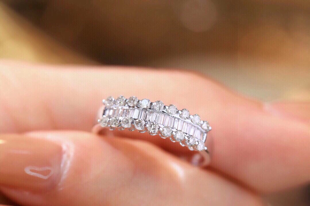 18k gold ring set with a natural diamond; the diamond features a Tapered Baguette cut and weighs 0.60carats.