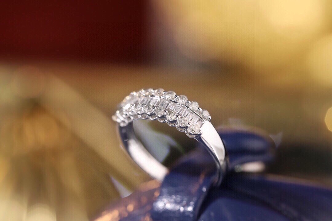 18k gold ring set with a natural diamond; the diamond features a Tapered Baguette cut and weighs 0.60carats.