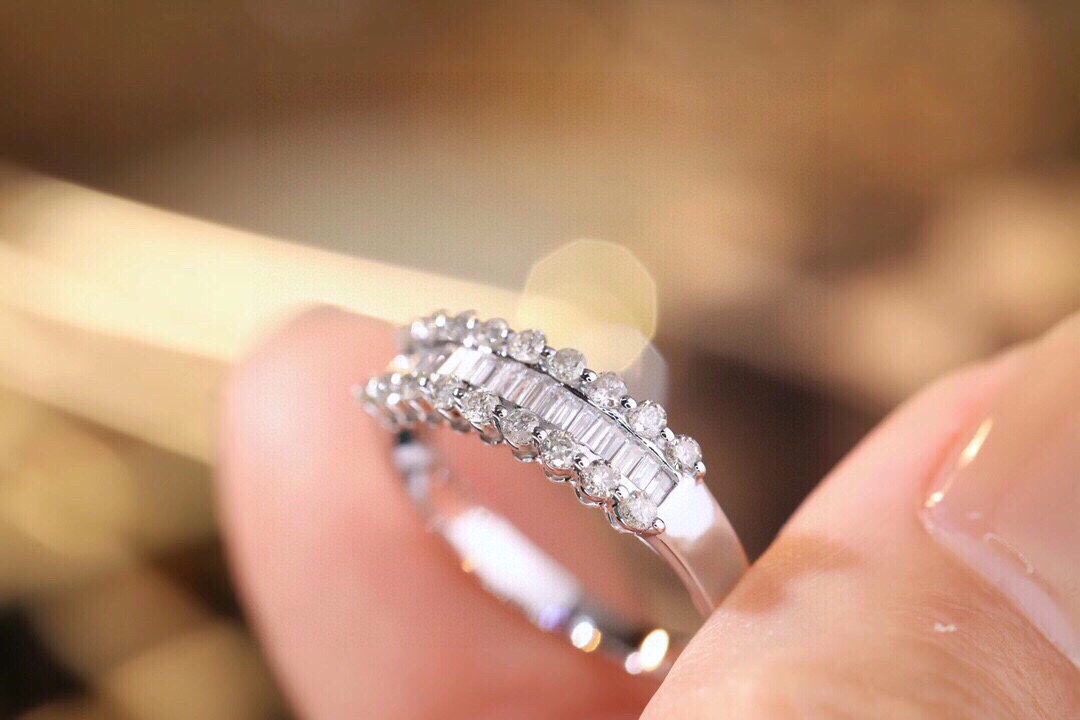 18k gold ring set with a natural diamond; the diamond features a Tapered Baguette cut and weighs 0.60carats.