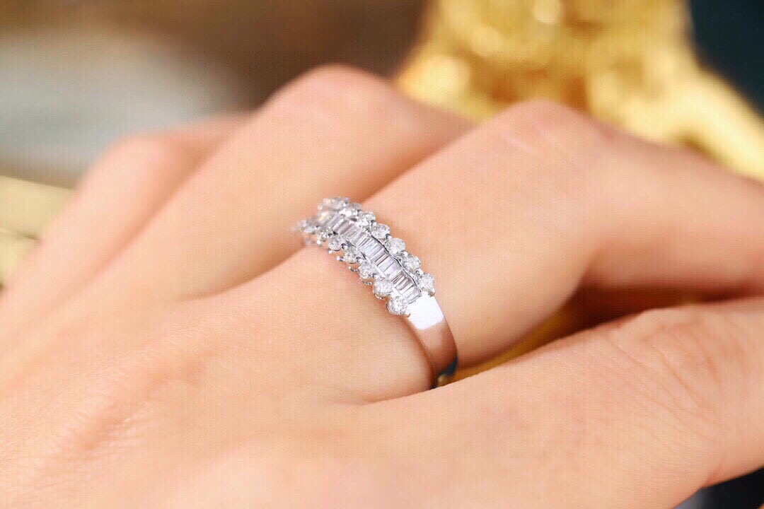 18k gold ring set with a natural diamond; the diamond features a Tapered Baguette cut and weighs 0.60carats.