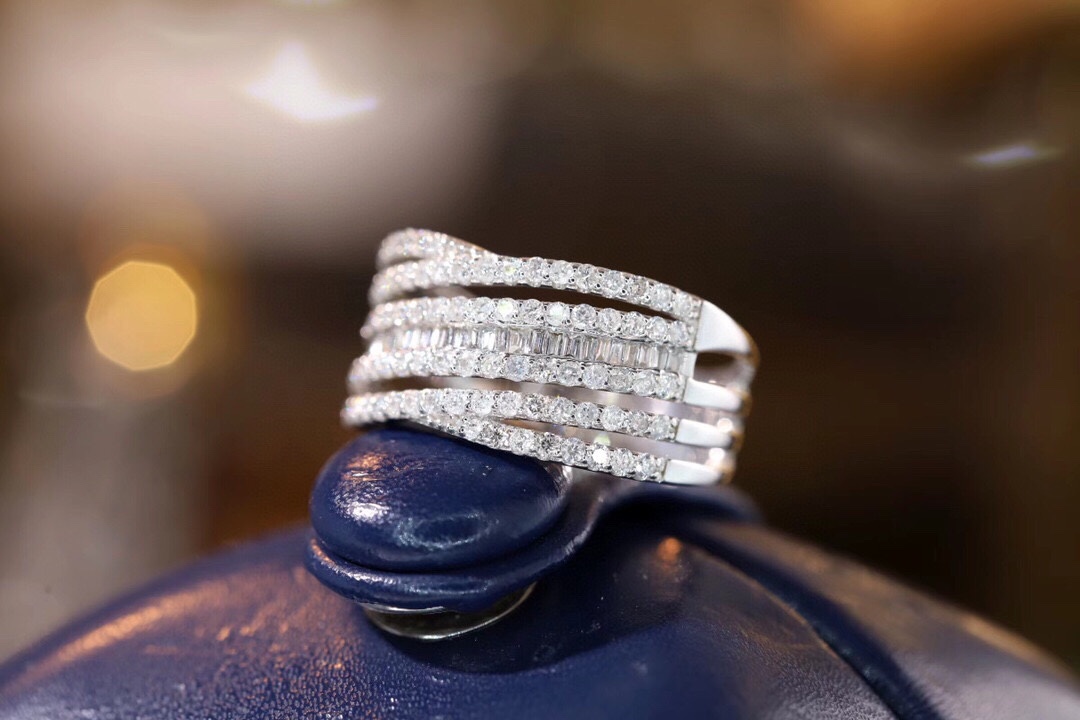 18k gold ring set with a natural diamond; the diamond features a Tapered Baguette cut and weighs 0.68carats.